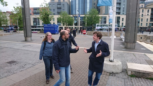 Een deel van de Fronteers-delegatie, lopend op straat